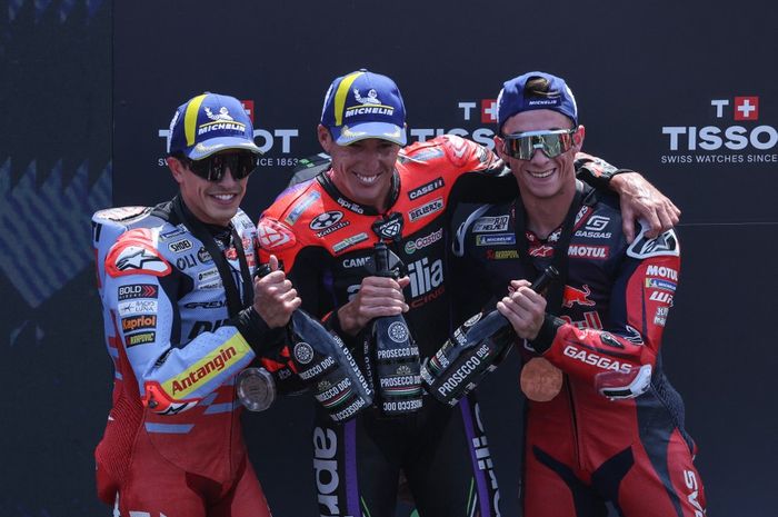 Dari kiri ke kanan, Marc Marquez (Gresini), Aleix Espargaro (Aprilia), dan Pedro Acosta (GasGas Tech3) melakukan selebrasi di podium sprint race MotoGP Catalunya 2024 di Circuit de Barcelona-Catalunya, Sabtu (25/5/2024).