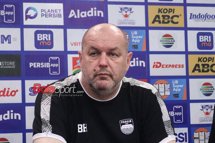 Pelatih Persib Bandung, Bojan Hodak, sedang memberikan keterangan kepada awak media di Graha Persib, Bandung, Jawa Barat, Sabtu (25/5/2024).