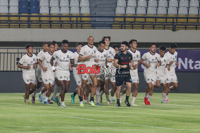 Sejumlah pemain Madura United sedang berlatih di Stadion Si Jalak Harupat, Bandung, Jawa Barat, Sabtu (25/5/2024).