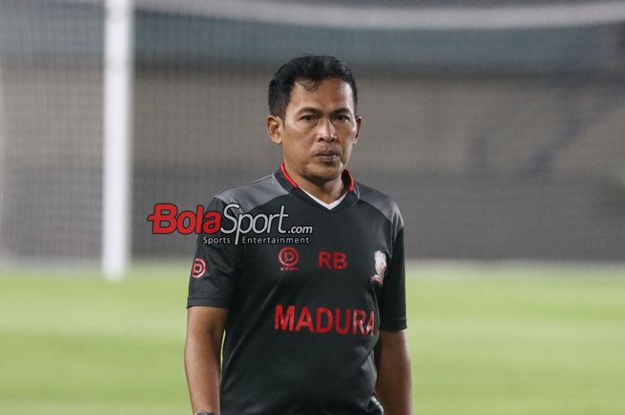 Pelatih caretaker Madura United, Rakhmad Basuki, sedang memantau para pemainnya berlatih di Stadion Si Jalak Harupat, Bandung, Jawa Barat, Sabtu (25/5/2024).