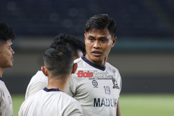 Fachruddin Aryanto (kanan) sedang berlatih bersama Madura United di Stadion Si Jalak Harupat, Bandung, Jawa Barat, Sabtu (25/5/2024).