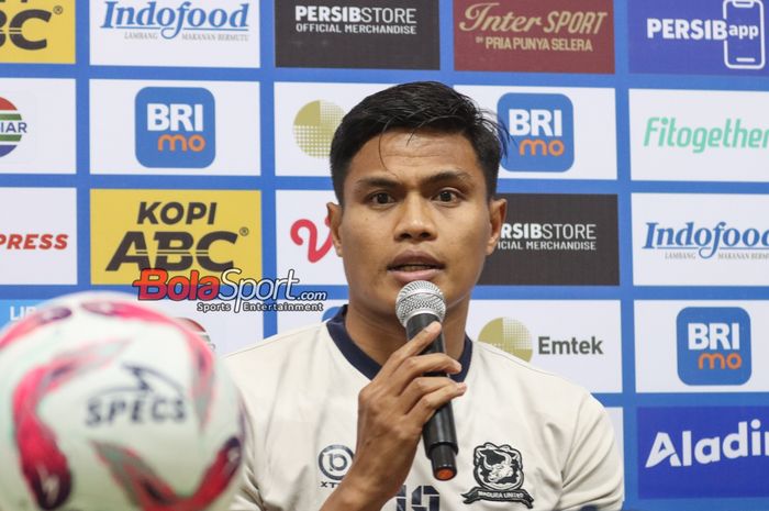 Pemain Madura United, Fachruddin Aryanto, sedang memberikan keterangan kepada awak media di Stadion Si Jalak Harupat, Bandung, Jawa Barat, Sabtu (25/5/2024).