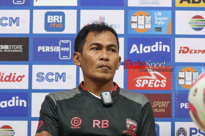 Pelatih caretaker Madura United, Rakhmad Basuki, sedang memberikan keterangan kepada awak media di Stadion Si Jalak Harupat, Bandung, Jawa Barat, Sabtu (25/5/2024). Rakhmad Basuki menilai, kekelahan timnya 0-3 dari Persib Bandung karena lawan bermain lebih efektif, bukan karena tekanan bobotoh.