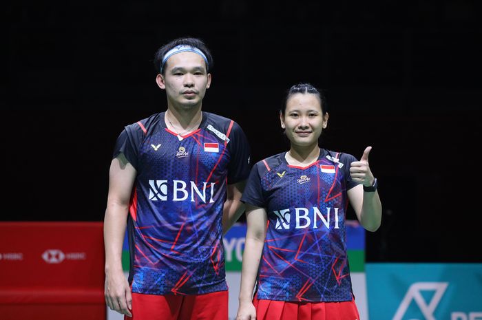 Pasangan ganda campuran Indonesia, Rinov Rivaldy/Pitha Haningtyas Mentari berpose bersama usai pastikan tiket final Malaysia Masters 2024 usai jalani laga semifinal di Axiata Arena, Kuala Lumpur, Malaysia, Sabtu (25/5/2024).