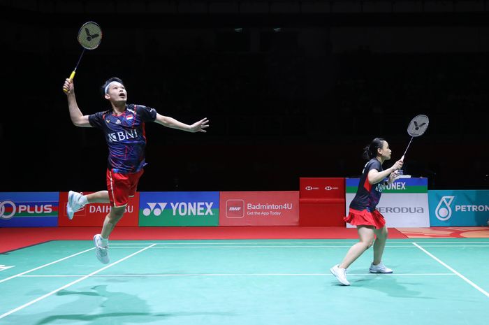 Aksi Rinov Rivaldy/Pitha Haningtyas Mentari pada semifinal Malaysia Masters 2024 di Axiata Arena, Kuala Lumpur, Malaysia, Sabtu (25/5/2024).