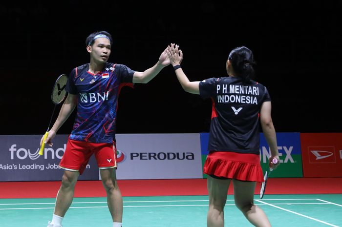 Rinov Rivaldy melakukan tos dengan Pitha Haningtyas Mentari usai meraih poin saat melawan Mathias Christiansen/Alexandra Boje (Denmark) pada semifinal Malaysia Masters 2024 di Axiata Arena, Kuala Lumpur, Malaysia, Sabtu (25/5/2024).