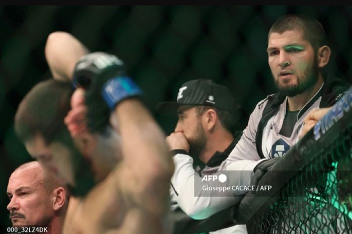 Islam Makhachev membahas peluang Khabib Nurmagomedov mendampinginya langsung di duel kontra Dustin Poirier pada UFC 302.