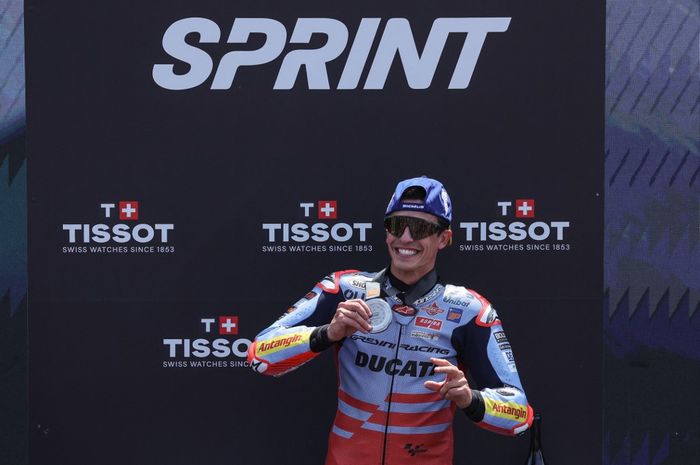 Pembalap Gresini, Marc Marquez, melakukan selebrasi usai finis kedua pada sprint race MotoGP Catalunya 2024 di Curcuit de Barcelona-Catalunya, Sabtu (25/5/2024).