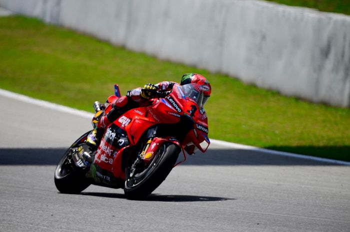 Pembalap Ducati, Francesco Bagnaia, saat menjalani sprint race MotoGP Catalunya 2024 di Circuit de Barcelona-Catalunya, Sabtu (25/5/2024).