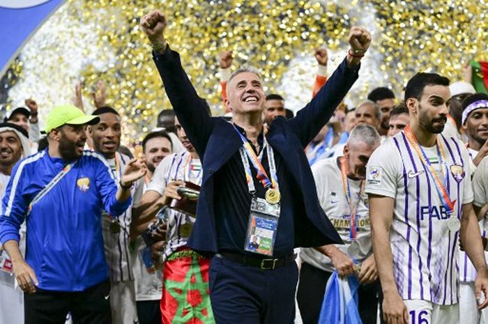 Pelatih Al Ain, Hernan Crespo, merayakan keberhasilan tim asuhannya menjuarai Liga Champions Asia 2023-2024.