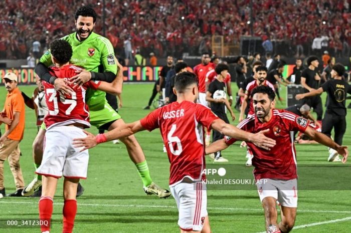 Para pemain Al Ahly merayakan kemenangan atas Esperance di leg kedua final Liga Champions Afrika, Sabtu (26/5/2024) di Kairo. 