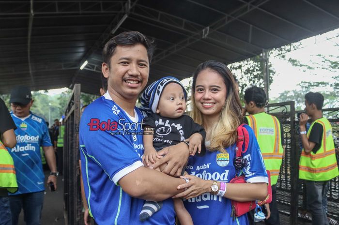 Salah satu rombongan keluarga suporter Persib Bandung tampak hadir jelang laga leg pertama final leg pertama Liga 1 2023 melawan Madura United di Stadion Si Jalak Harupat, Bandung, Jawa Barat, Minggu (26/5/2024).