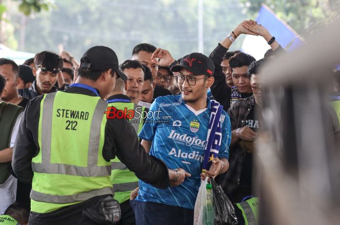 Sejumlah suporter Persib Bandung tampak hadir jelang laga leg pertama final leg pertama Liga 1 2023 melawan Madura United di Stadion Si Jalak Harupat, Bandung, Jawa Barat, Minggu (26/5/2024).