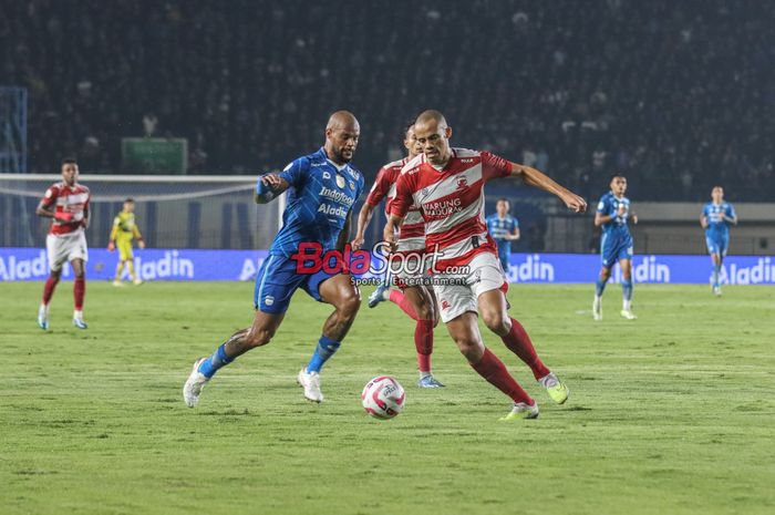 Cleberson Martins De Souza (kanan) sedang berebut bola dengan David Da Silva (kiri) dalam laga leg pertama final Liga 1 2023 antara Persib Bandung versus Madura United di Stadion Si Jalak Harupat, Bandung, Jawa Barat, Minggu (26/5/2024).