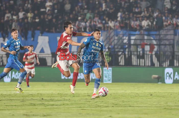 Ciro Alves (kanan) sedang menguasai bola dan dibayangi Jacob Mahler (kiri) dalam laga leg pertama final Liga 1 2023 antara Persib Bandung versus Madura United di Stadion Si Jalak Harupat, Bandung, Jawa Barat, Minggu (26/5/2024).