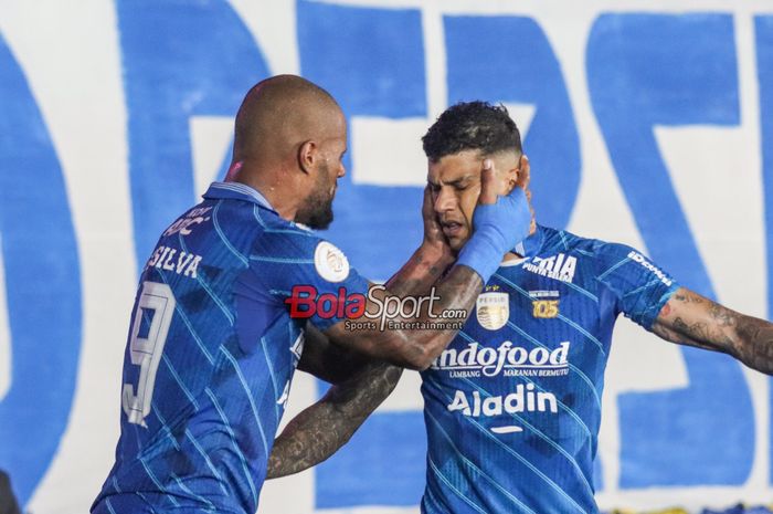 Ciro Alves sedang melakukan selebrasi seusai mencetak gol dalam laga leg pertama final Liga 1 2023 antara Persib Bandung versus Madura United di Stadion Si Jalak Harupat, Bandung, Jawa Barat, Minggu (26/5/2024).