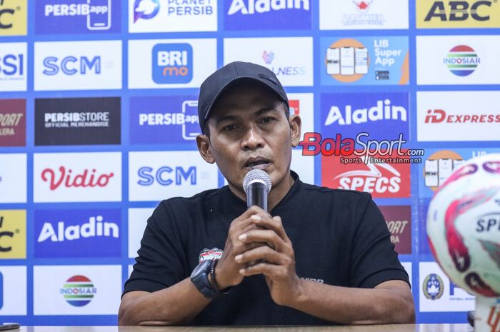 Pelatih Madura United, Rakhmat Basuki, sedang memberikan keterangan kepada awak media di Stadion Si Jalak Harupat, Bandung, Jawa Barat, Minggu (26/5/2024).