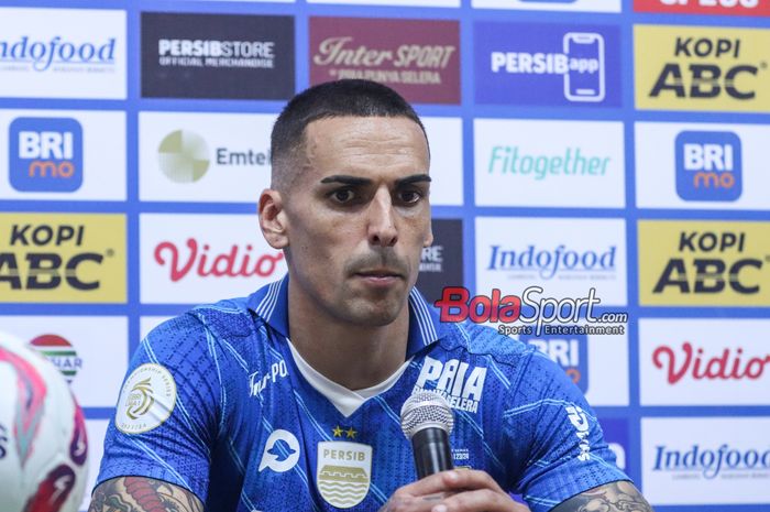 Bek asing Persib Bandung, Alberto Rodriguez, sedang memberikan keterangan kepada awak media di Stadion Si Jalak Harupat, Bandung, Jawa Barat, Minggu (26/5/2024).