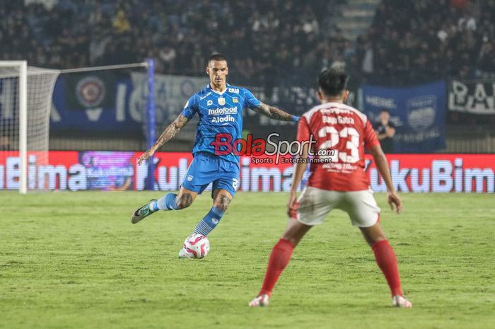 Alberto Rodriguez (kiri) sedang menguasai bola dalam laga leg pertama final Liga 1 2023 antara Persib Bandung versus Madura United di Stadion Si Jalak Harupat, Bandung, Jawa Barat, Minggu (26/5/2024).