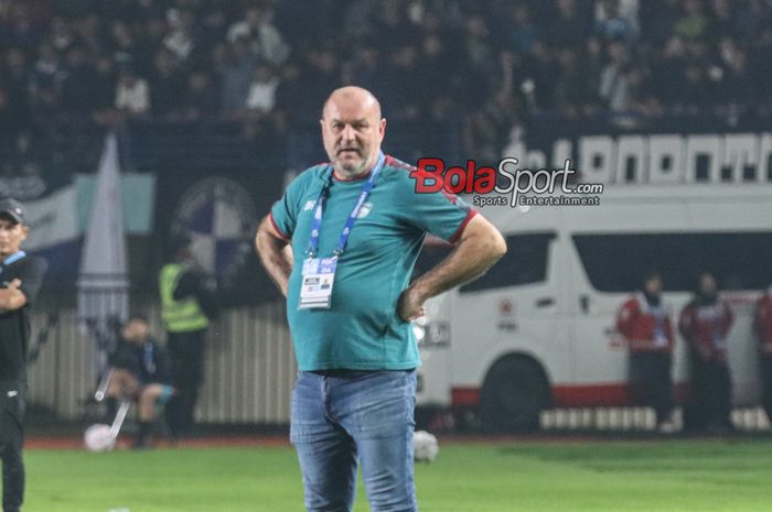 Pelatih Persib Bandung, Bojan Hodak, sedang memantau para pemainnya bertanding di Stadion Si Jalak Harupat, Bandung, Jawa Barat, Minggu (26/5/2024).