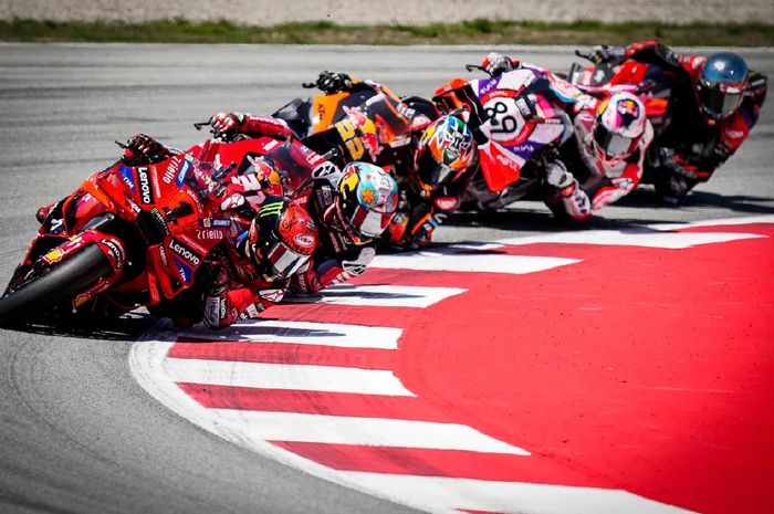 Dari depan; Francesco Bagnaia (Ducati Lenovo), Pedro Acosta (Red Bull GasGas Tech3), Brad Binder (Red Bull KTM), Jorge Martin (Prima Pramac Racing), dan Aleix Espargaro (Aprilia Racing) beradu kecepatan pada balapan MotoGP Catalunya 2024