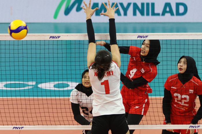 Opposite timnas bola voli putri Indonesia, Bela Sabrina Agustin, melakukan spike saat pertandingan melawan Vietnam pada babak penyisihan grup AVC Challenge Cup 2024 di Manila, Filipina, 26 Mei 2024.  