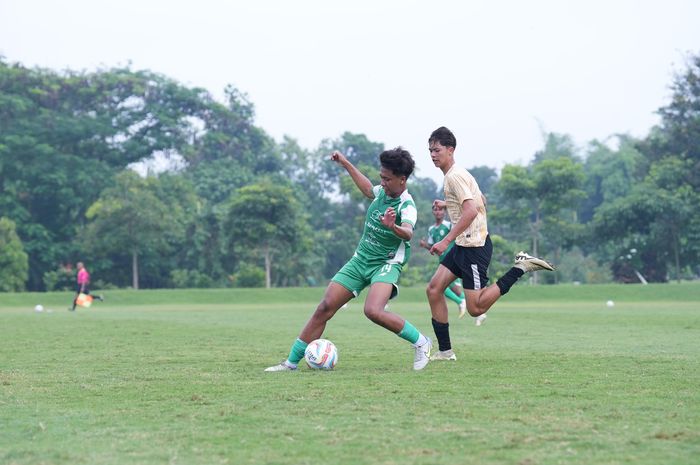 Timnas U-16 Indonesia saat menjalani laga uji coba melawan PSS Sleman U-16 di lapangan YIS, Sabtu (25/5/2024).