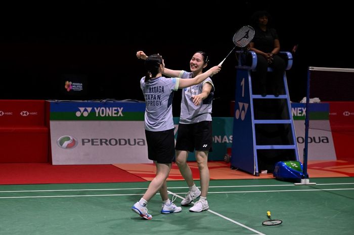 Ganda putri Jepang, Rin Iwanaga/Kie Nakanishi merayakan kemenangan mereka atas Lee Yu-lim/Shin Seung-chan dari Korea Selatan pada final Malaysia Masters 2024 di Kuala Lumpur, Malaysia, 26 Mei 2024.