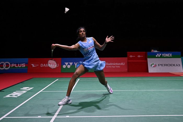 Tunggal putri India, Pusarla V. Sindhu, mengincar pengembalian servis saat melawan Wang Zhi Yi dari China di final Malaysia Masters 2024 di Kuala Lumpur, Malaysia, 26 Mei 2024