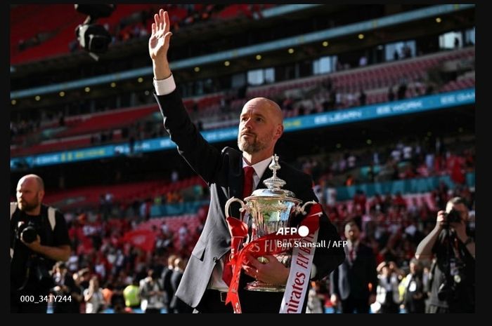 Erik ten Hag membawa Man United juara Piala FA usai kalahkan Man City pada final di Wembley (25/5/2024).