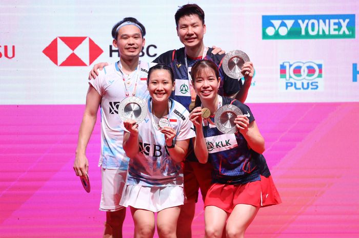 Rinov Rivaldy/Pitha Haningtyas Mentari berpose bersama ganda campuran Malaysia, Goh Soon Huat/Lai Shevon Jemie di podium Malaysia Masters 2024