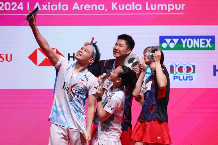 Rinov Rivaldy/Pitha Haningtyas Mentari berpose bersama ganda campuran Malaysia, Goh Soon Huat/Lai Shevon Jemie di podium Malaysia Masters 2024