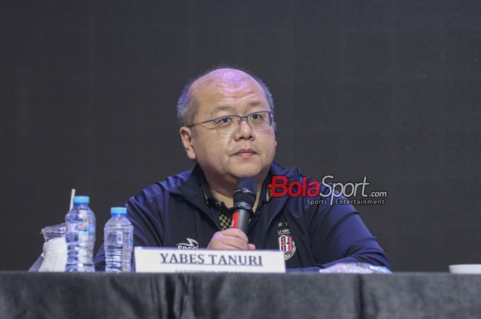 CEO (Chief Executive Officer) Bali United, Yabes Tanuri, sedang memberikan keterangan kepada awak media di Bali United Office, Kebon Jeruk, Jakarta, Senin (27/5/2024).