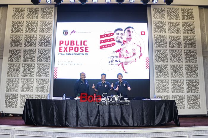 (Dari kiri ke kanan) Yabes Tanuri selaku Direktur Utama, Jemy Wiyono Prihadi sebagai Komisaris Utama, Yohanes Ade Bunian Moniaga selaku Direktur dalam agenda Paparan Umum atau Pubic Expose PT Bali Bintang Sejahtera Tbk di Bali United Office, Kebon Jeruk, Jakarta, 27 Mei 2024.