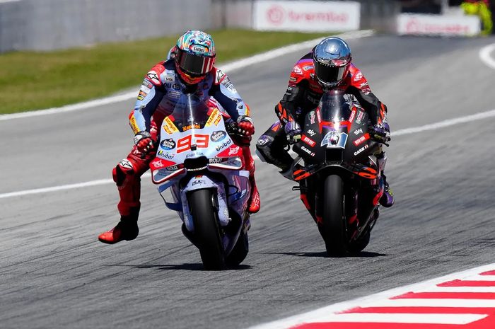 (Ki-ka) Marc Marquez dari tim Gresini dan Aleix Espargaro dari tim Aprilia bersaing untuk posisi ketiga dalam balapan MotoGP Catalunya di Sirkuit Catalunya, Montmelo, Spanyol, 26 Mei 2024.