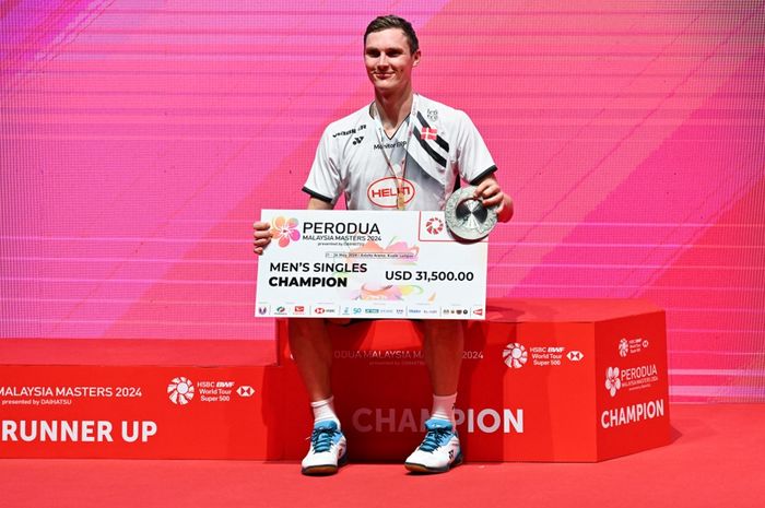 Tunggal putra Denmark, Viktor Axelsen, berpose di podium setelah memenangi pertandingan final Malaysia Masters 2024 di Kuala Lumpur pada 26 Mei 2024.