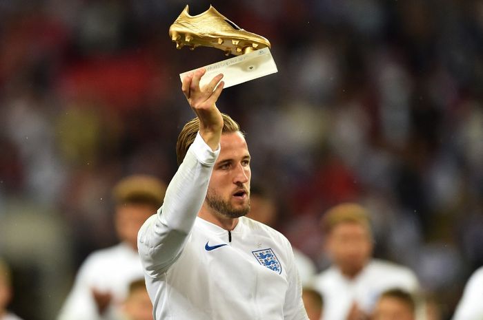 Harry Kane berpose dengan Sepatu Emas ketika membela timnas Inggris. Kane meraih European Golden Shoe atas ketajamannya bersama Bayern Muenchen sepanjang 2023-2024.