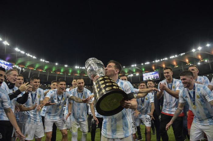 Lionel Messi mencium trofi juara Copa America bagi timnas Argentina setelah mengalahkan Brasil di Rio de Janeiro (10/7/2021). Pendapatan Messi bersama Inter Miami ternyata lebih tinggi dari bonus sebuah negara jika menjuarai Copa America.