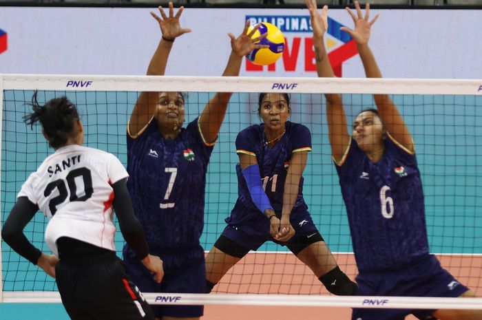 Aksi Junaida Santi saat melancarkan spike ke arah tim putri India pada AVC Challenge Cup 2024 di Rizal Memorial Coliseum, Manila, Filipina, Selasa (28/5/2024).