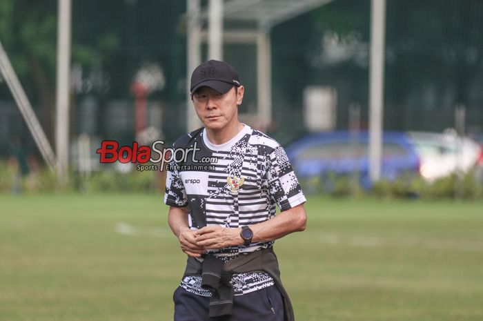 Pelatih timnas Indonesia, Shin Tae-yong, sedang memantau para pemainnya berlatih di Lapangan B, Senayan, Jakarta, Selasa (28/5/2024).