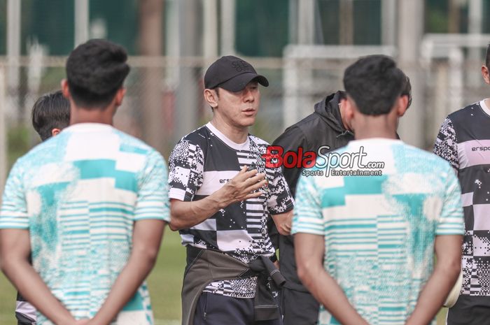 Pelatih timnas Indonesia, Shin Tae-yong, sedang memberikan intruksi kepada para pemainnya berlatih di Lapangan B, Senayan, Jakarta, Selasa (28/5/2024).