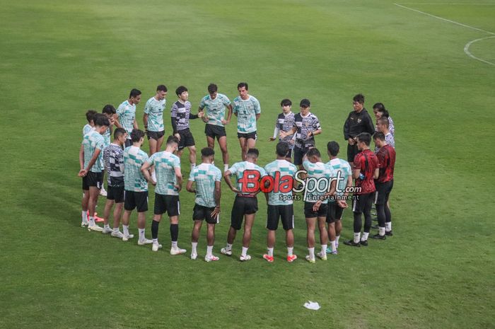 Timnas Indonesia besutan Shin Tae-yong sedang berlatih di Lapangan B, Senayan, Jakarta, Selasa (28/5/2024). Indonesia akan menghadapi Tanzania pada 2 Juni, sebelum melawan Irak pada 6 Juni dan melawan Filipina pada 11 Juni 2024.