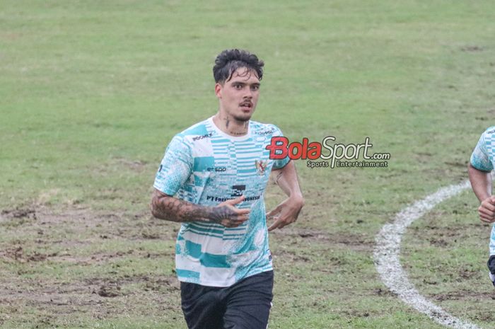 Shayne Pattynama sedang berlatih bersama timnas Indonesia di Lapangan B, Senayan, Jakarta, Selasa (28/5/2024).