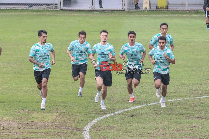 (Dari kiri ke kanan) Shayne Pattynama, Egy Maulana Vikri, Ivar Jenner, Muhammad Ferarri, Rizky Rodho, dan Asnawi Mangkualam sedang berlatih bersama timnas Indonesia di Lapangan B, Senayan, Jakarta, Selasa (28/5/2024).