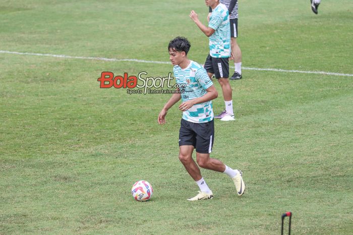 Rafael Struick sedang berlatih bersama timnas Indonesia di Lapangan B, Senayan, Jakarta, Selasa (28/5/2024).