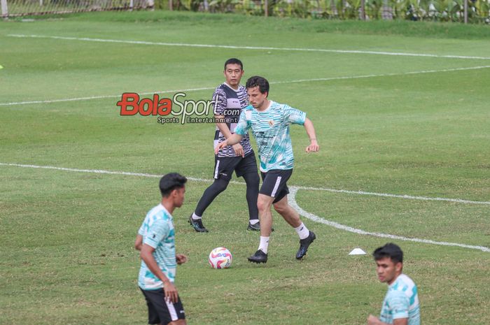 Thom Haye sedang berlatih bersama timnas Indonesia di Lapangan B, Senayan, Jakarta, Selasa (28/5/2024).