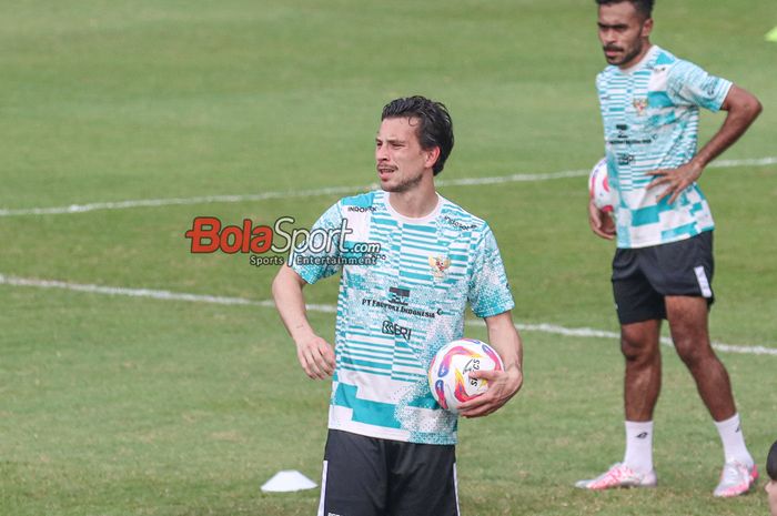 Thom Haye sedang berlatih bersama timnas Indonesia di Lapangan B, Senayan, Jakarta, Selasa (28/5/2024).