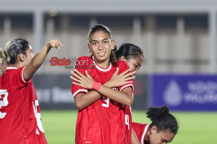 Claudia Scheunemann sedang melakukan selebrasi seusai mencetak gol dalam laga persahabatan antara timnas wanita Indonesia versus timnas wanita Singapura di Stadion Madya, Senayan, Jakarta, Selasa (28/5/2024).