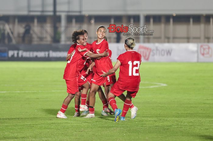 Claudia Scheunemann (kanan) dan Marsela Awi (kiri) sedang melakukan selebrasi seusai mencetak gol dalam laga persahabatan antara timnas wanita Indonesia versus timnas wanita Singapura di Stadion Madya, Senayan, Jakarta, Selasa (28/5/2024).