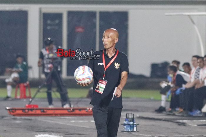 Pelatih Satoru Mochizuki dalam laga FIFA Matchday antara timnas Indonesia kontra Singapura di Stadion Madya, Senayan, Jakarta Pusat, Selasa (28/5/2024).